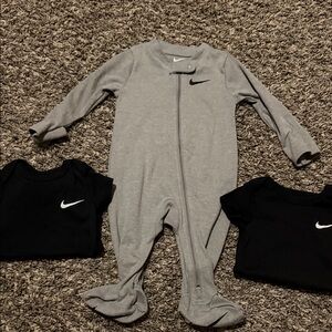 Nike Kids Gray Footed Onesie and Black Tops Set